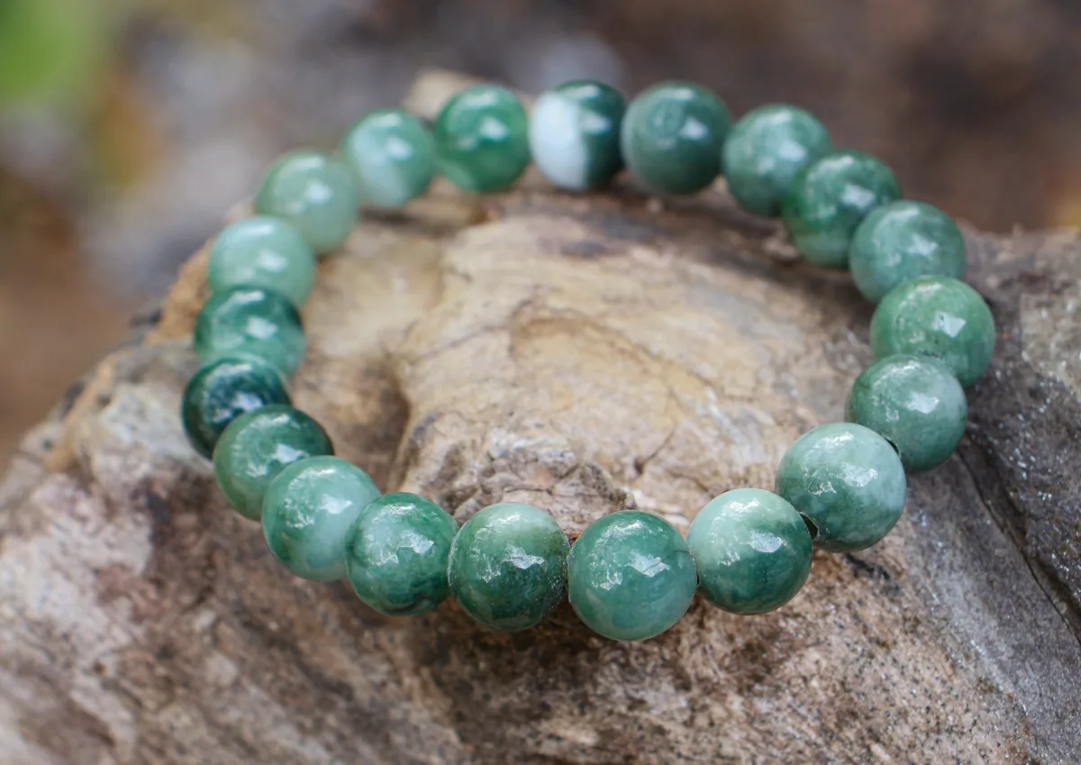 สร้อยข้อมือหยกพม่าแท้ธรรมชาติ ลายสองสี (เขียว-ขาว) กำไลหยกเม็ดกลม ส่งตรงจากแม่สอด — หยกแท้ จากแม่สอด
