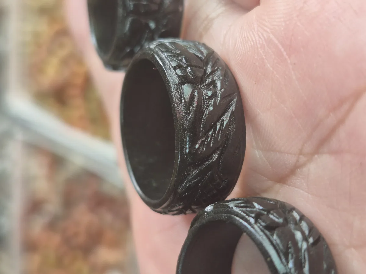 แหวนหยกดำแท้ แกะสลักลวดลายประณีต เสริมมงคล ขนาด 15.4 - 15.7 มม. — หยกดำแท้ (Black Jade) จากแม่สอด