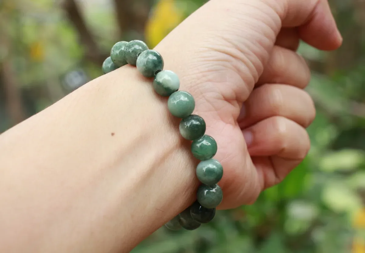 ใส่กำไลข้างไหนดี? ซ้ายรับขวาให้ ตามความเชื่อไทยและจีน